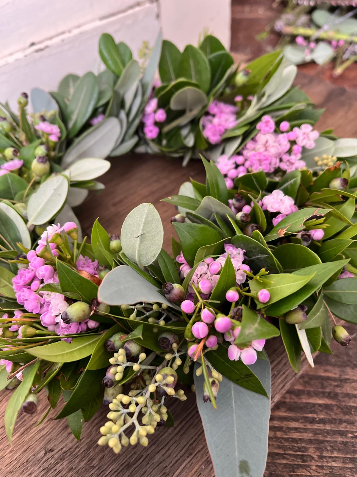 Kranz mit Eukalyptus, Olive & Waxblume – Natürliche Tür- und Wanddeko