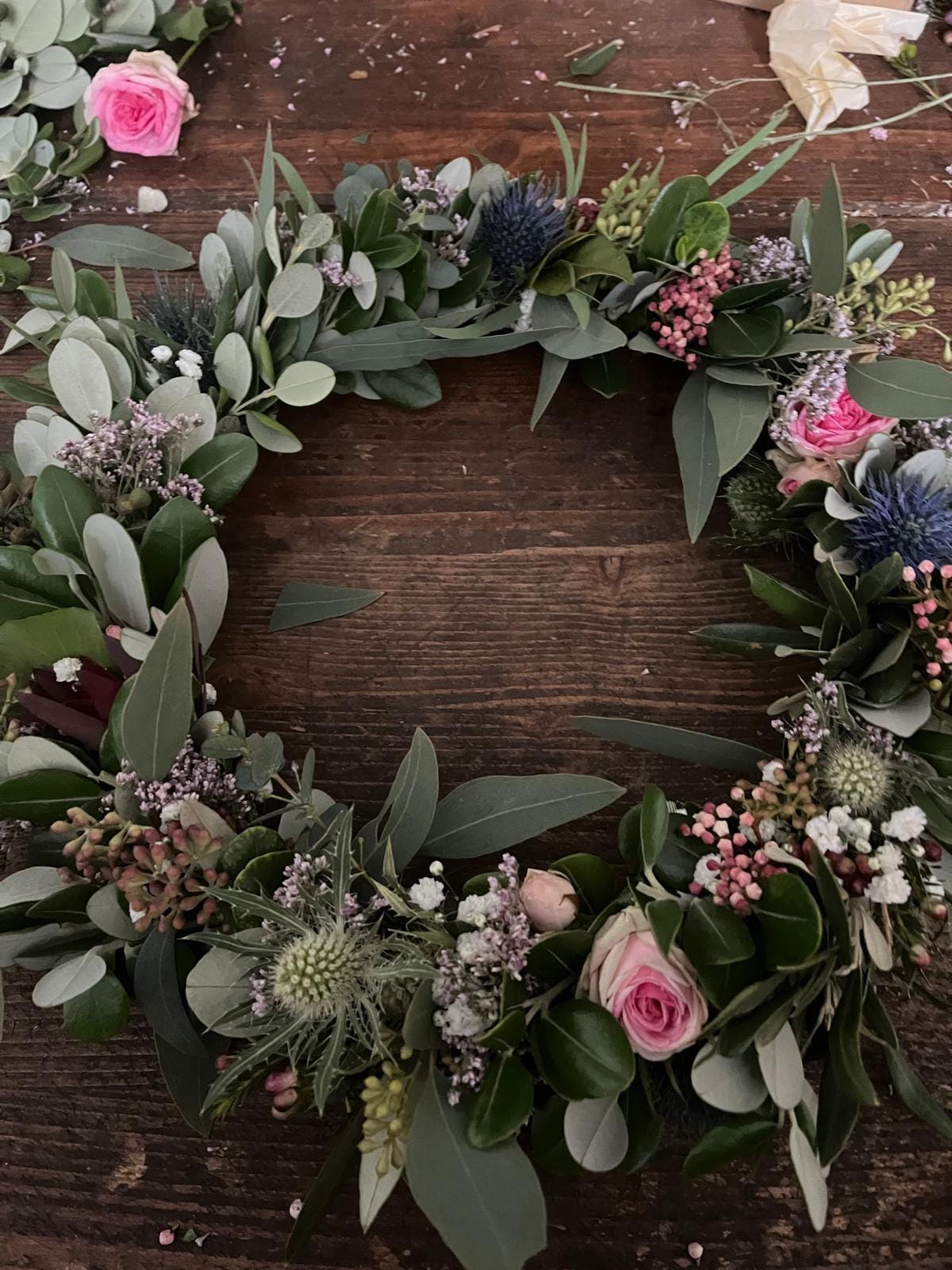 Neues Modell Kranz – Gemischte Blumen und Grün auf Draht gebunden