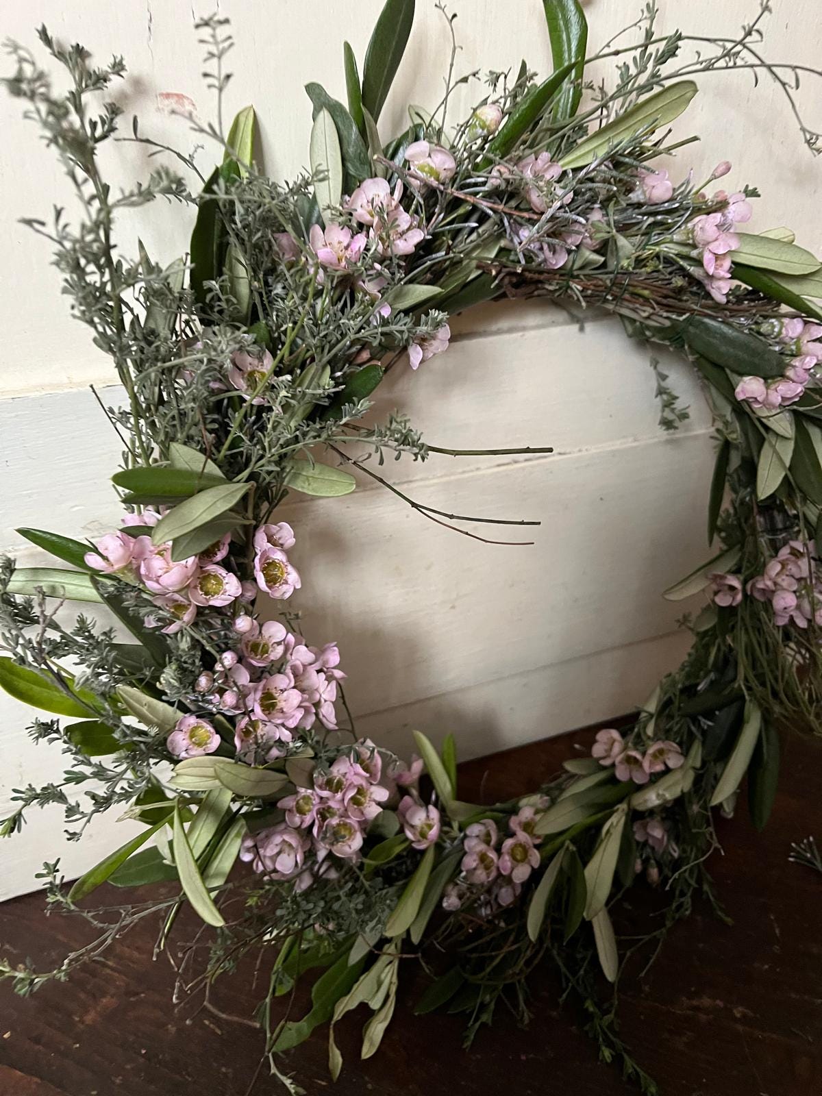 Neues Modell – Zeitloser Kranz mit Olive, Waxblume & Thymian