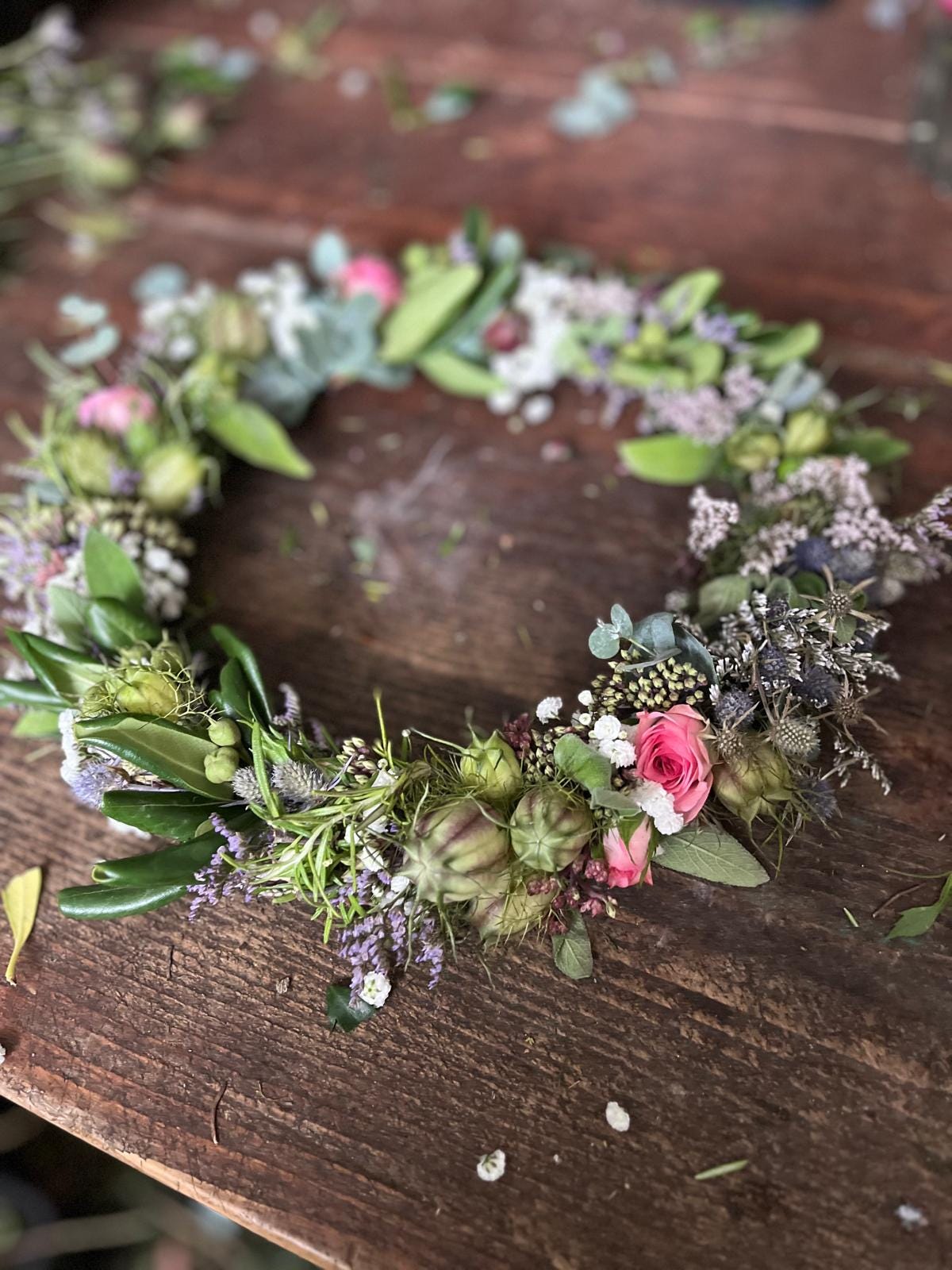 Blumenkranz auf Draht | Zart gebundener Kranz mit gemischten Blumen | Handgemachte Blumendeko
