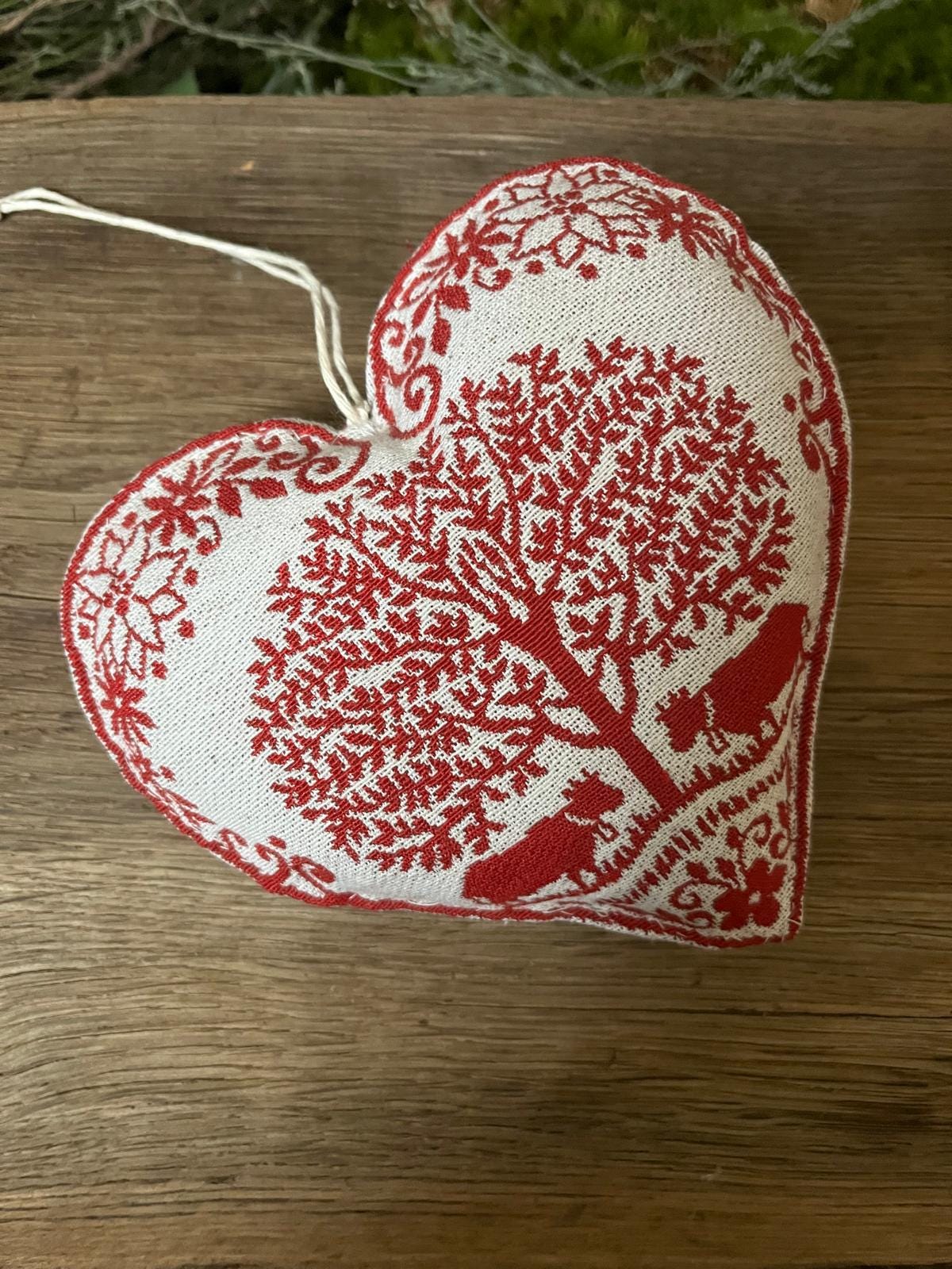 Handgemachtes Stoffherz zum Aufhängen mit Kuhemotiv | Dekoratives Herz aus Gobelinstoff