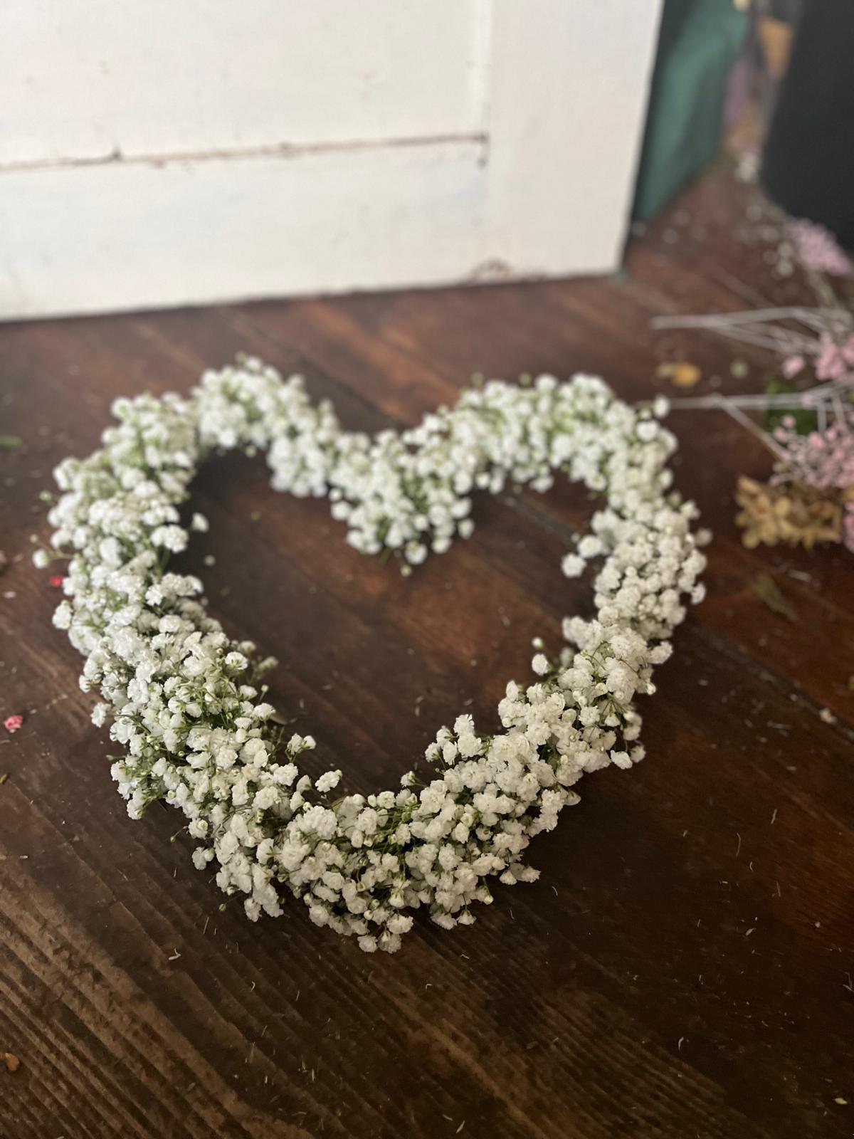 Handgemachtes Schleierkraut Herz | Romantische Herzdekoration für Hochzeit & Zuhause | Natürliche Blumendeko