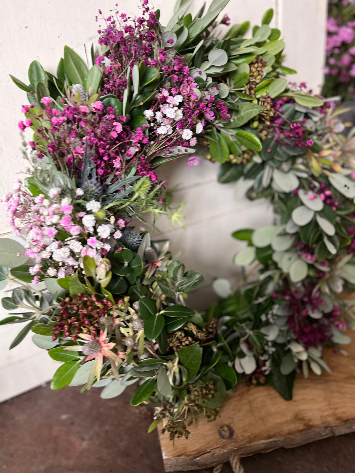 Kranz mit Disteln & Blumen – Handgebunden und natürlich – Blumenwerkstatt