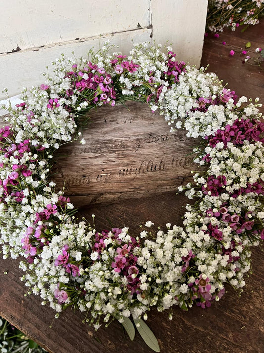 Kranz mit Schleierkraut & Waxblume – Frisch gebunden, natürliche Deko