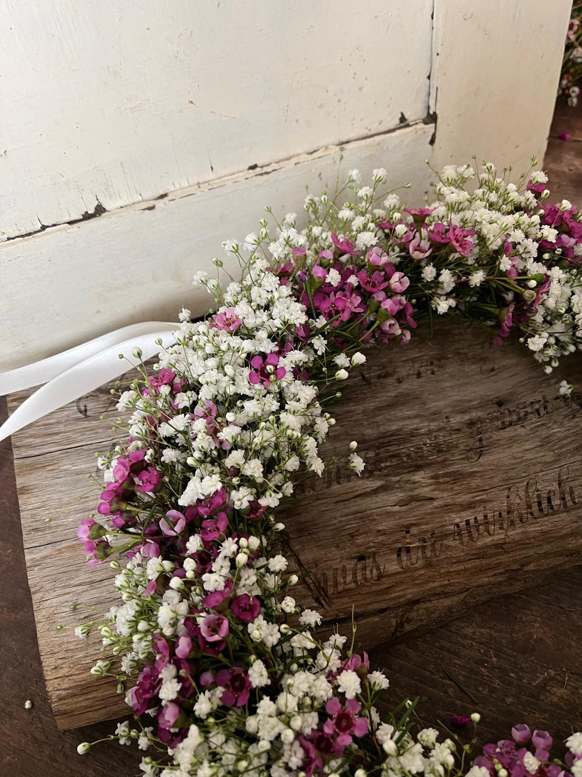 Sommerkranz mit Schleierkraut & Waxblume – Frisch gebunden, natürliche Deko