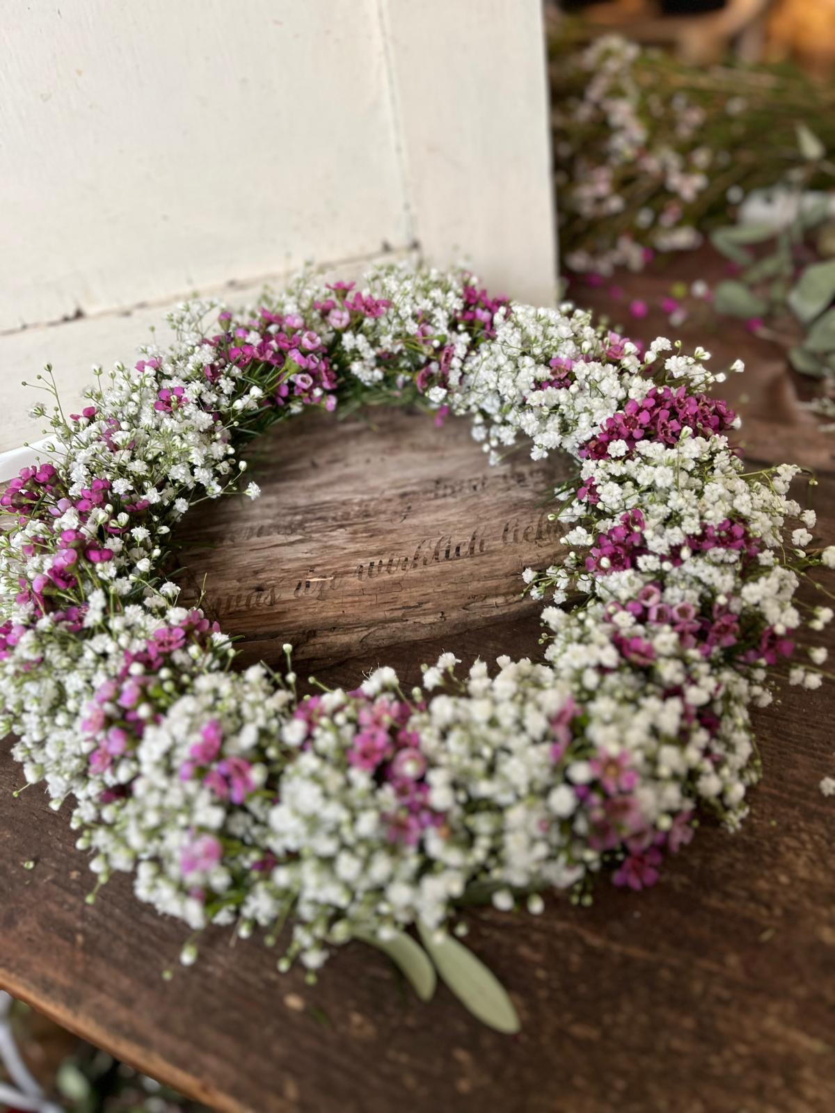 Sommerkranz mit Schleierkraut & Waxblume – Frisch gebunden, natürliche Deko
