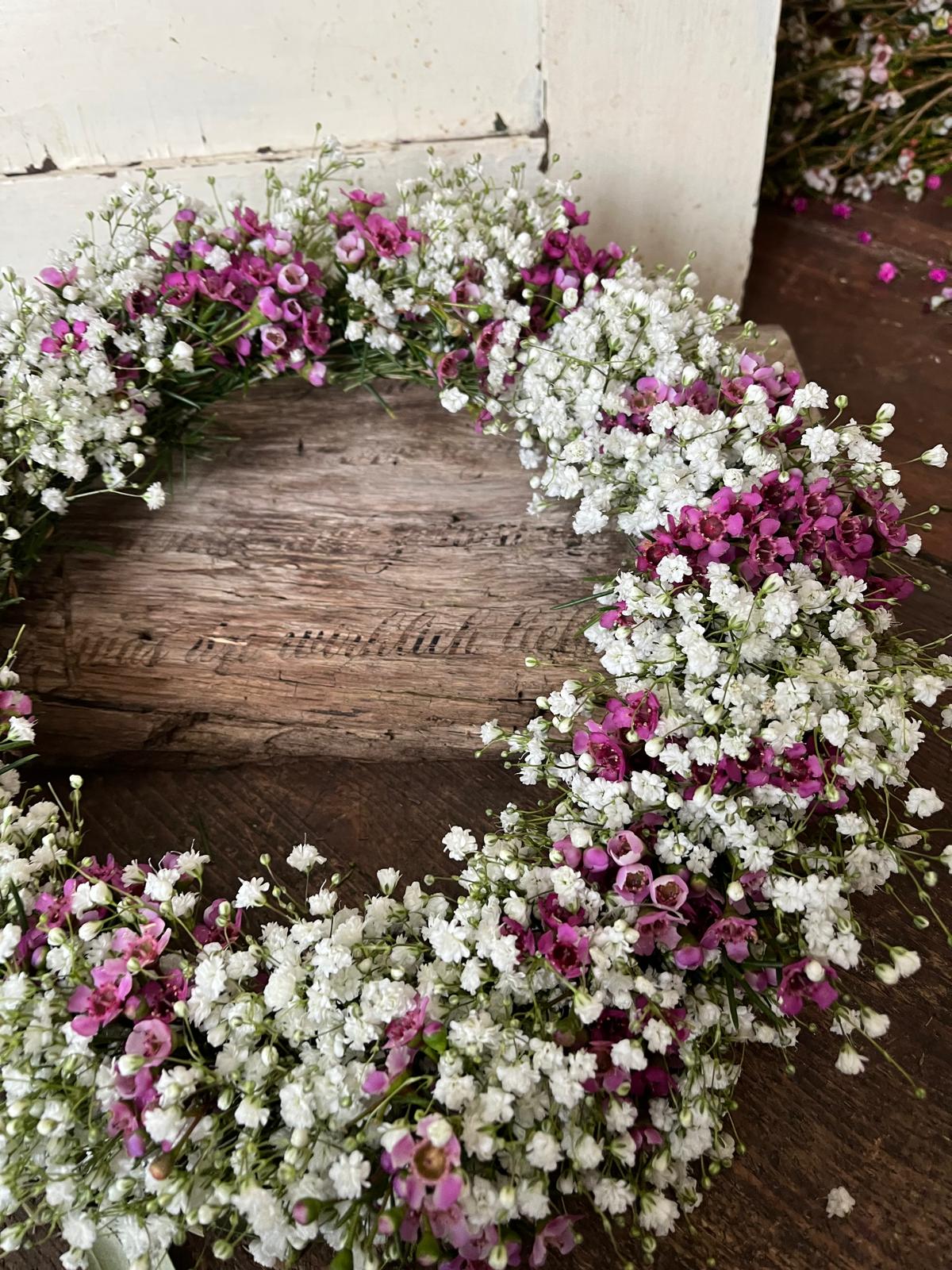 Sommerkranz mit Schleierkraut & Waxblume – Frisch gebunden, natürliche Deko