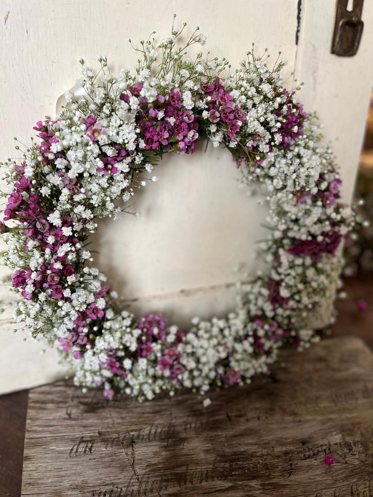 Sommerkranz mit Schleierkraut & Waxblume – Frisch gebunden, natürliche Deko