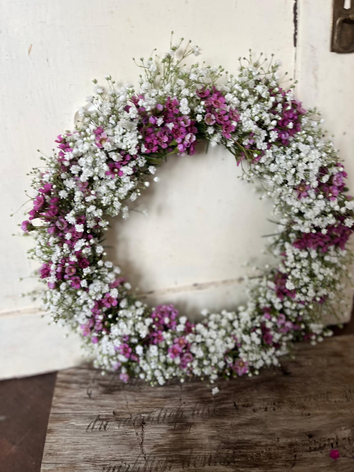 Kranz mit Schleierkraut & Waxblume – Frisch gebunden, natürliche Deko