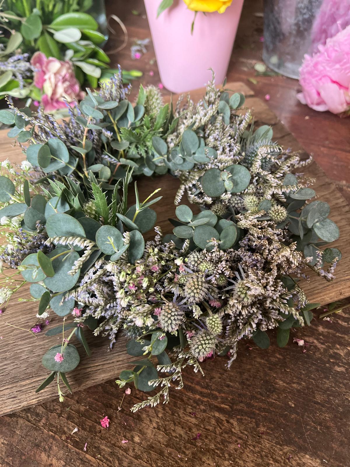 Kranz aus Disteln, Schleierkraut & Strandflieder – Naturkranz zum Troc – Blumenwerkstatt