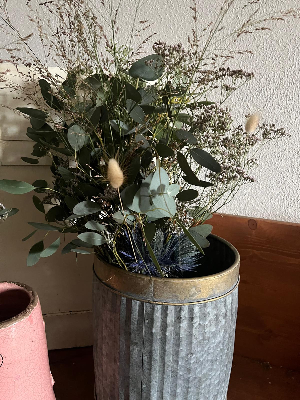 Strauß zum Trocknen – Eukalyptus, Strandflieder & Gräser – Naturstrauß – Blumenwerkstatt