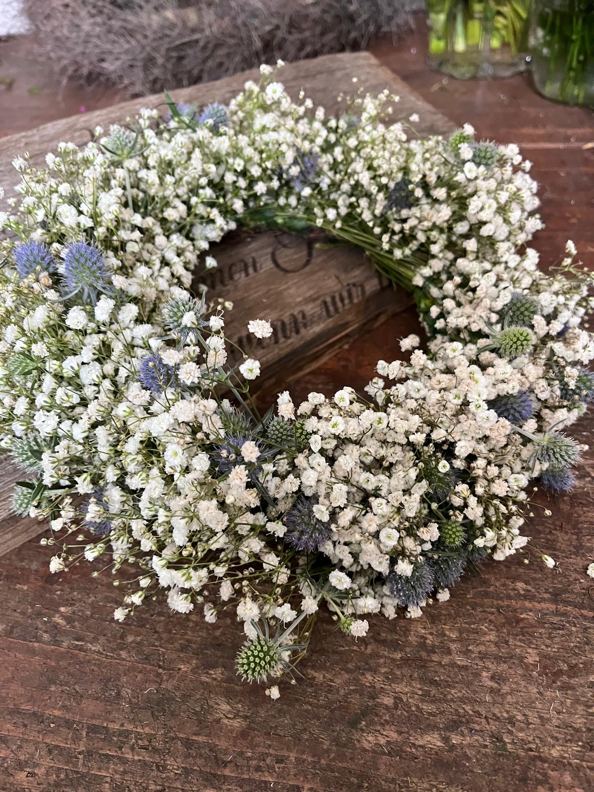 Kranz aus Schleierkraut & Disteln – Handgemachter Trockenkranz für Tür – Blumenwerkstatt