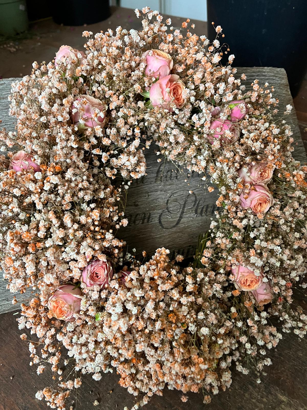 Kranz aus Schleierkraut & Rosen  Handgemachter Trockenkranz 25cm   Blumenwerkstatt