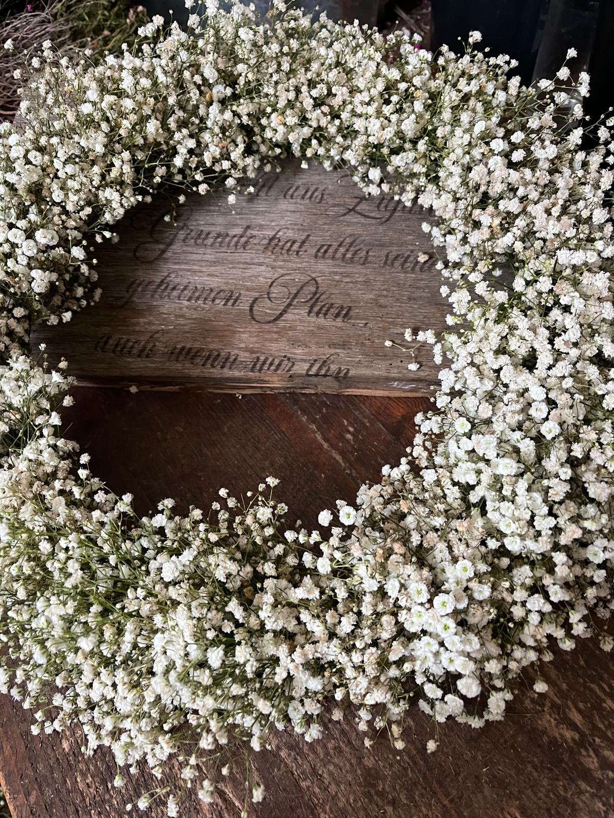 Kranz aus Schleierkraut – Zeitlose Eleganz für Tür, Wand oder Tischdek – Blumenwerkstatt