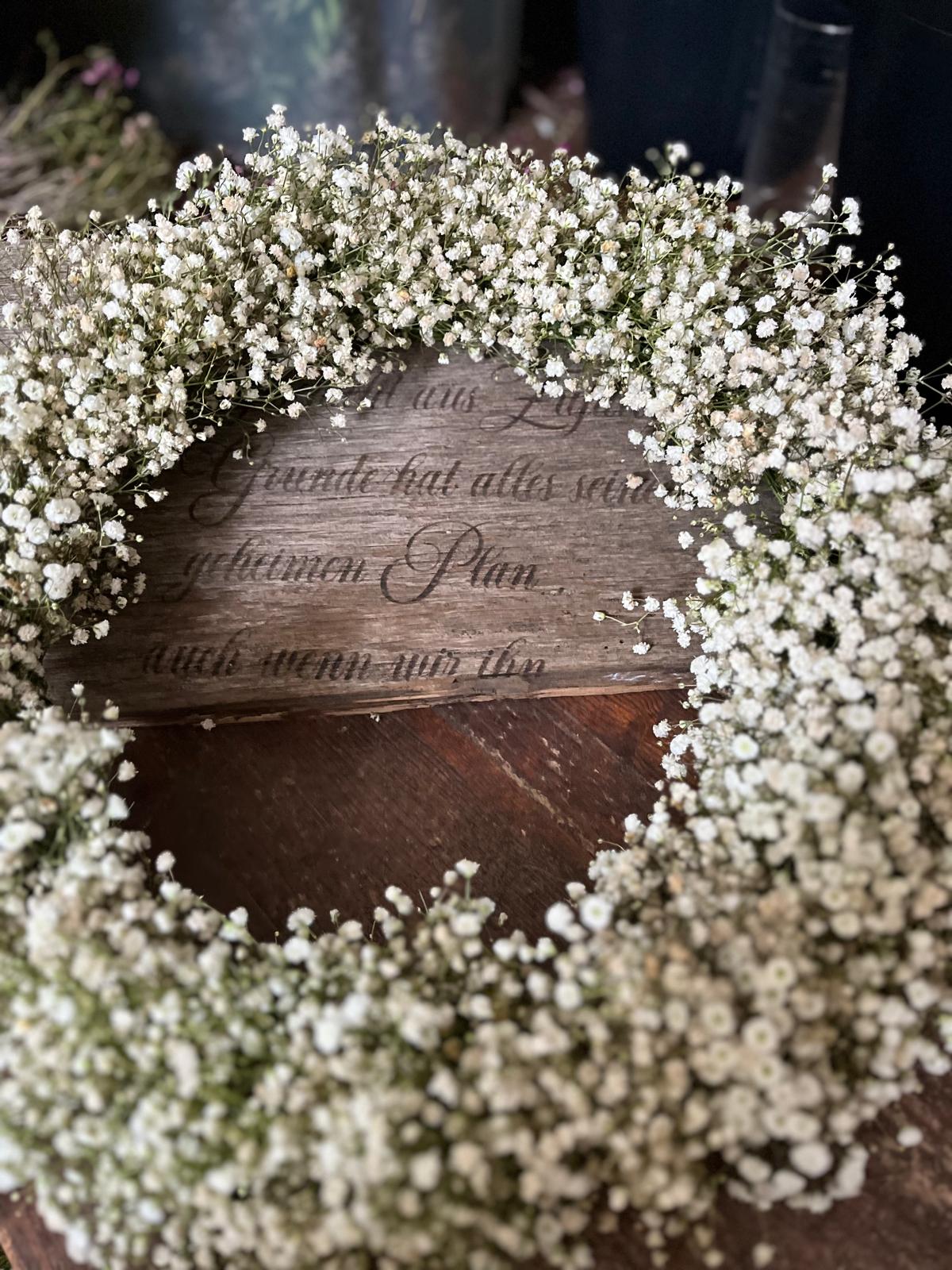 Kranz aus Schleierkraut – Zeitlose Eleganz für Tür, Wand oder Tischdeko