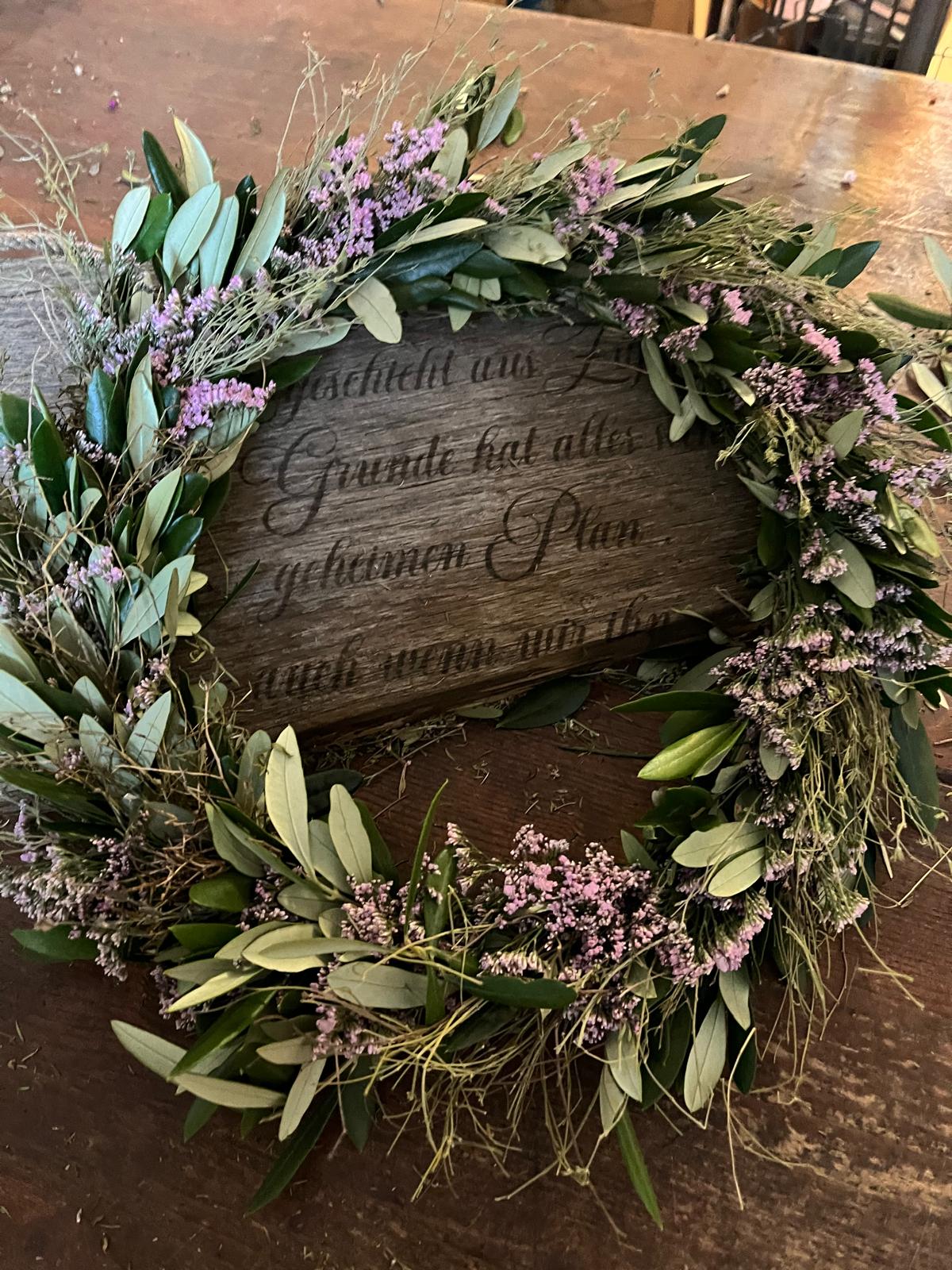Kranz aus Thymian, Strandflieder & Olive – Handgebundener Trockenkranz – Blumenwerkstatt
