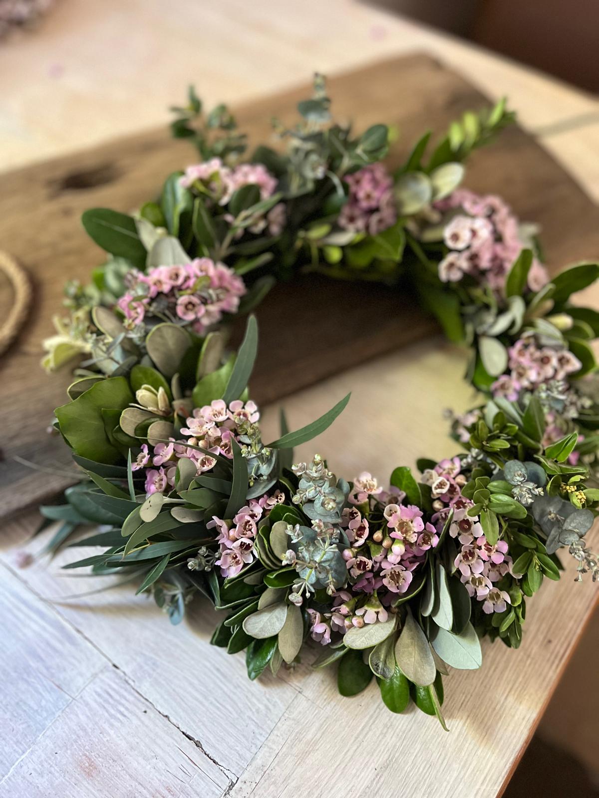 Kranz aus Bux, Waxblume, Eukalyptus & Efeu – Echtblumen – Tür/Tischdeko