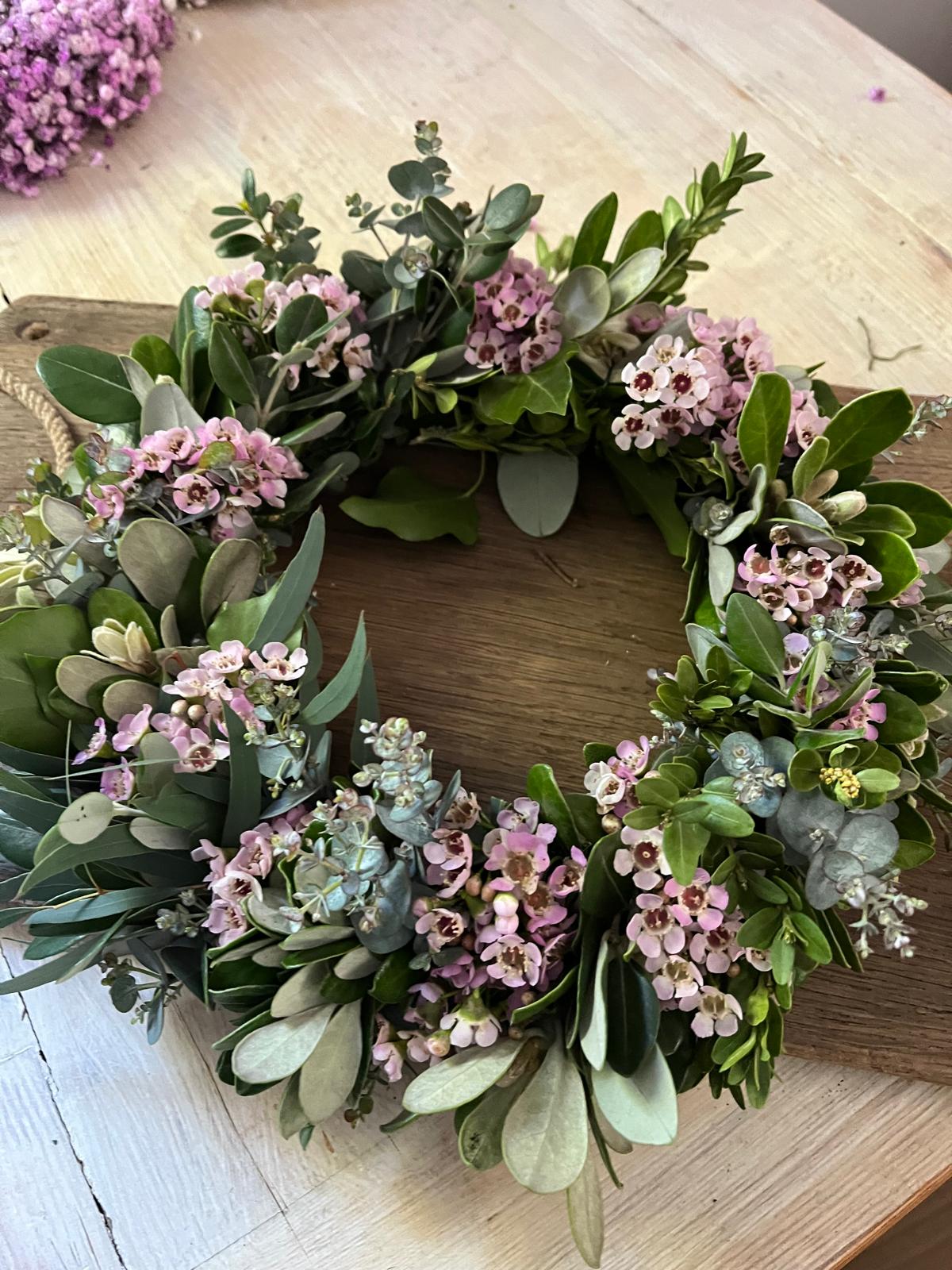 Kranz aus Bux, Waxblume, Eukalyptus & Efeu – Echtblumen – Tür/Tischdeko