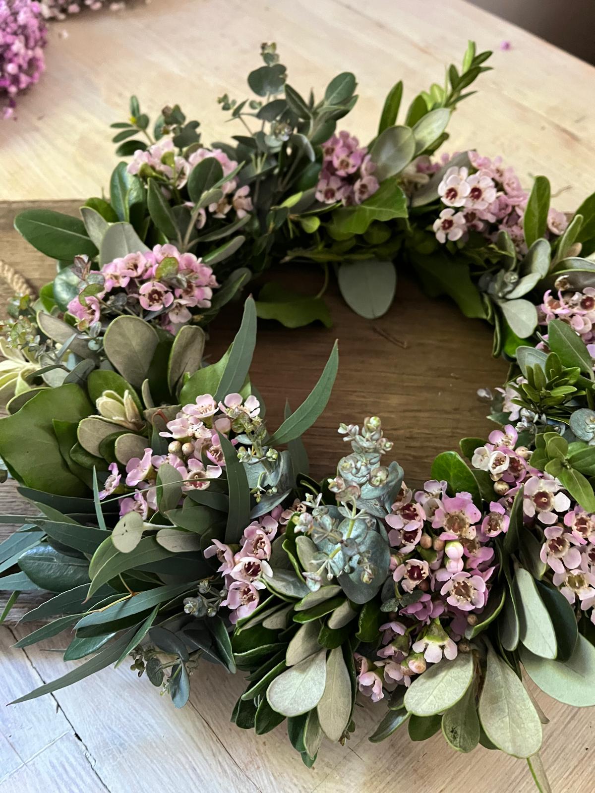 Kranz aus Bux, Waxblume, Eukalyptus & Efeu – Echtblumen – Tür/Tischdeko