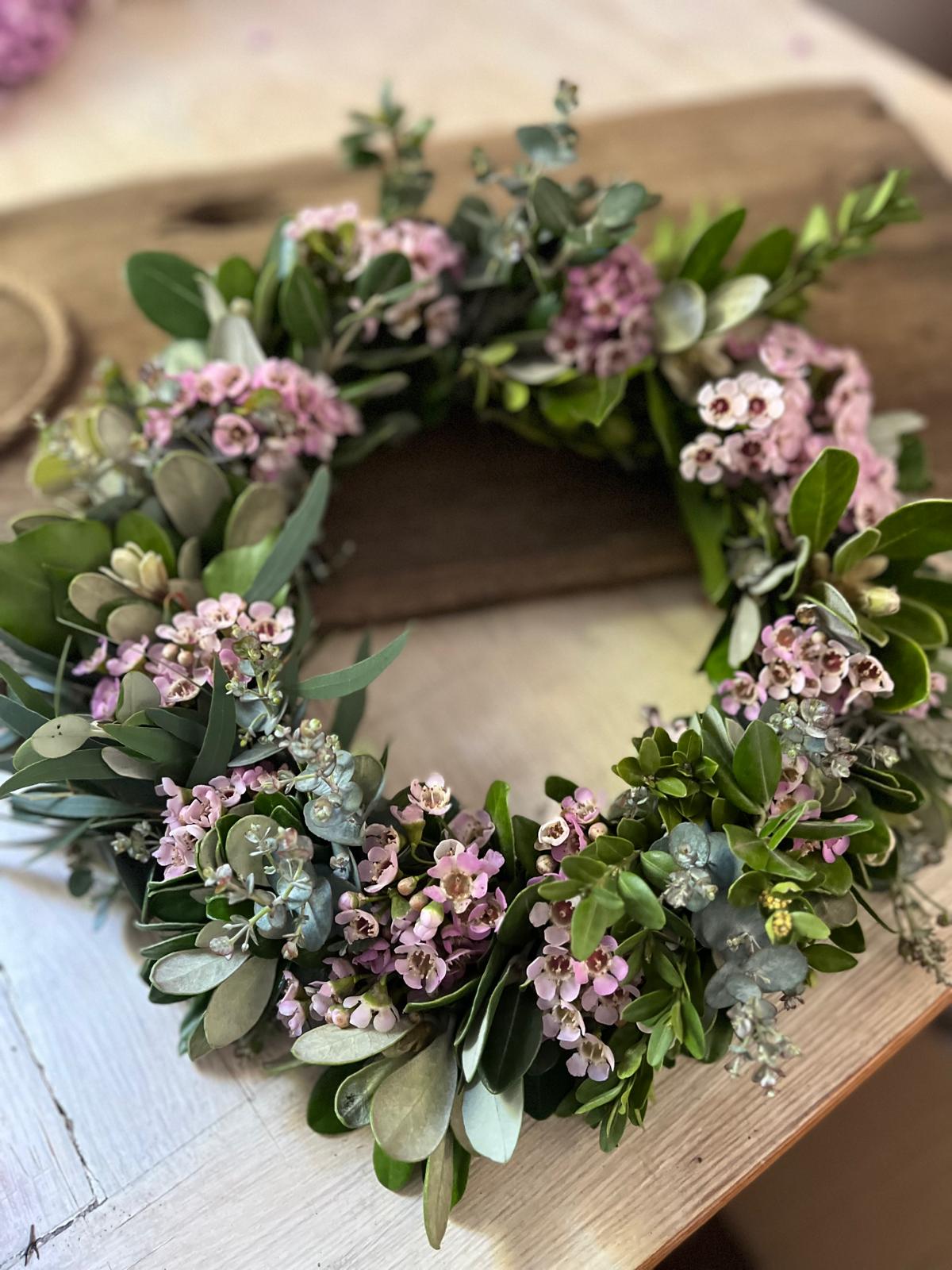 Kranz aus Bux, Waxblume, Eukalyptus & Efeu – Echtblumen – Tür/Tischdeko