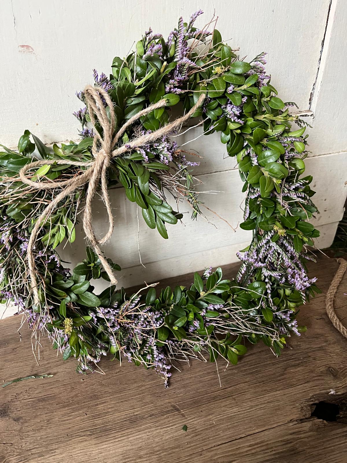 Herzkranz Muttertag – Blumenherz zum Aufhängen aus frischen Blumen mit Schleife – Trockenkranz Geschenkidee Natur Deko Handmade