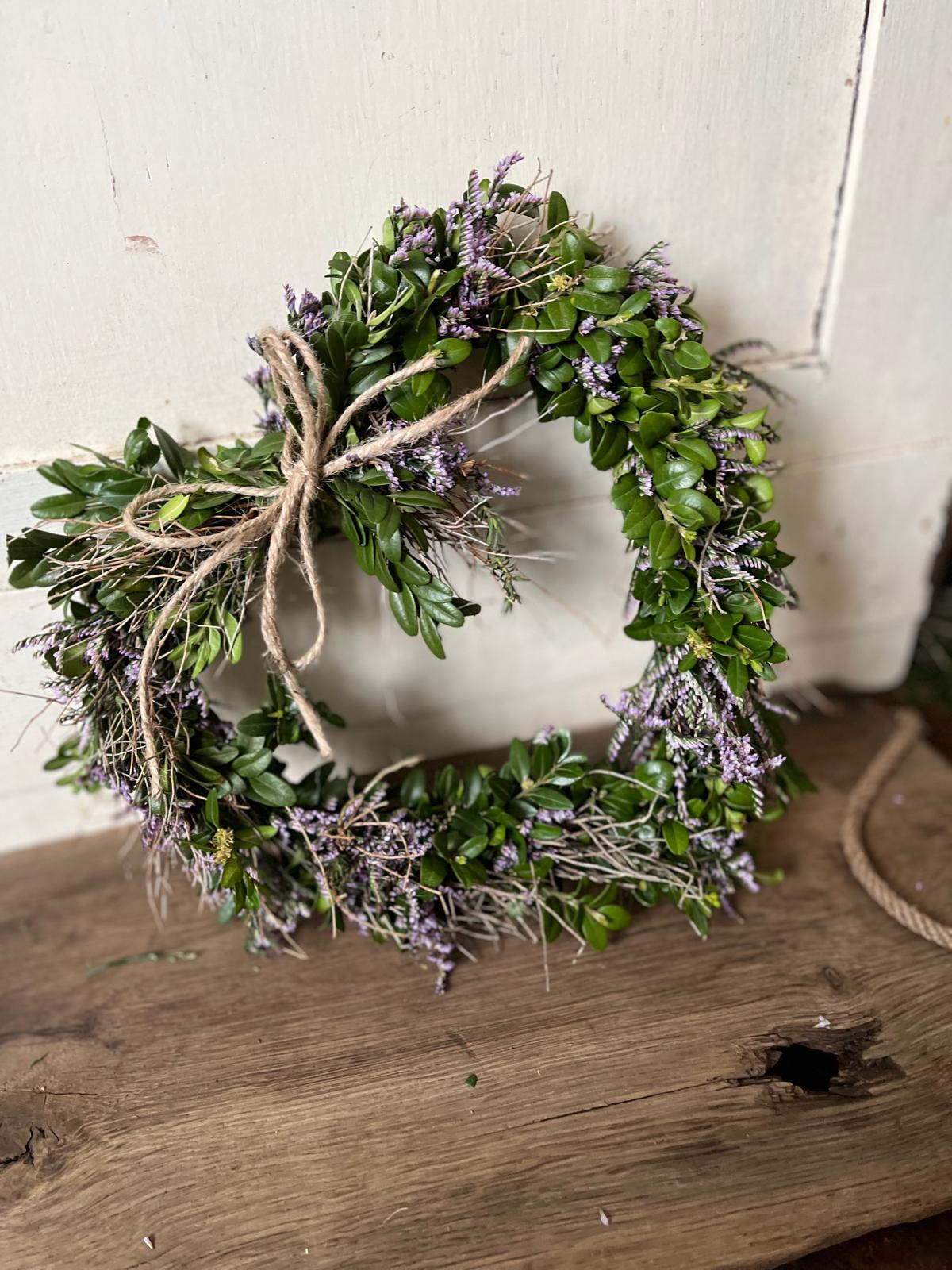 Herzkranz Blumenherz zum Aufhängen aus frischen Blumen mit Schleife – Trockenkranz Geschenkidee Natur Deko Handmade