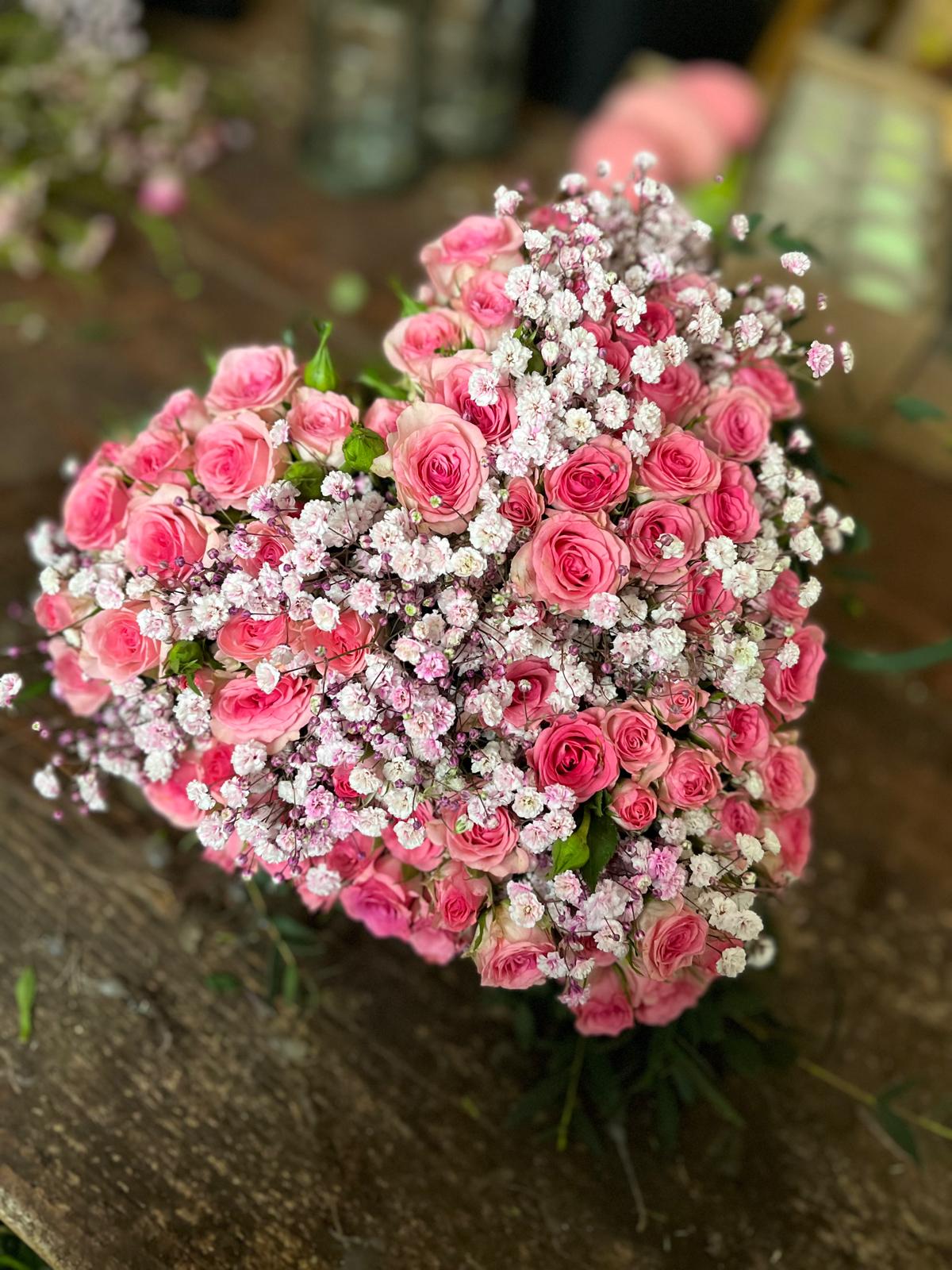 Blumenherz aus frischen Blumen – Geschenk zum Alle Anlässe – Herz gesteckt in Steckschwamm – Trockenbar Handmade Deko