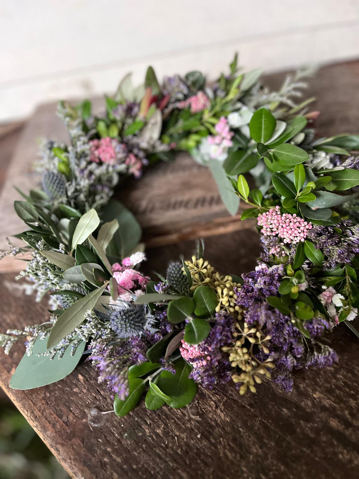 Zeitloser Blumenkranz – Frisch gebundene Naturdeko für Tür oder Tisch