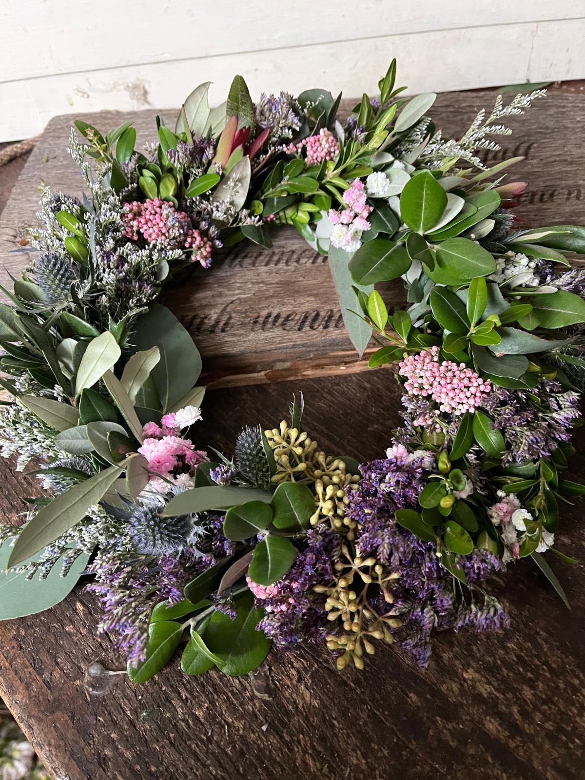 Zeitloser Blumenkranz – Frisch gebundene Naturdeko für Tür oder Tisch