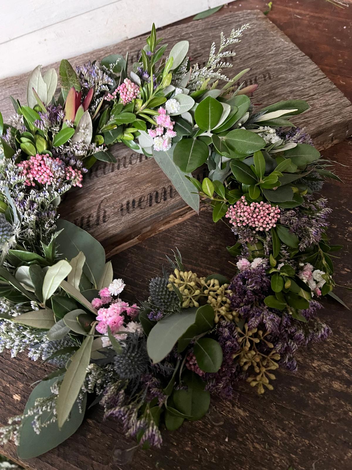 Zeitloser Blumenkranz – Frisch gebundene Naturdeko für Tür oder Tisch