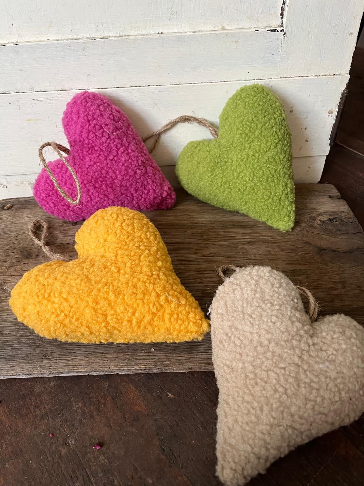 Plüschstoff Herz zum Aufhängen – Kuschelige Deko in 4 Farben