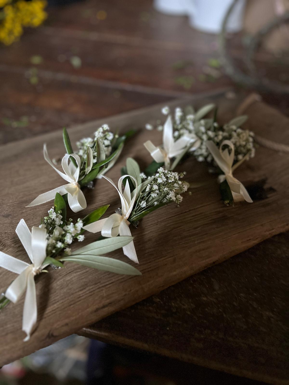 Anstecker für Hochzeit – Aus echten Blumen, individuell gestaltbar – Blumenwerkstatt