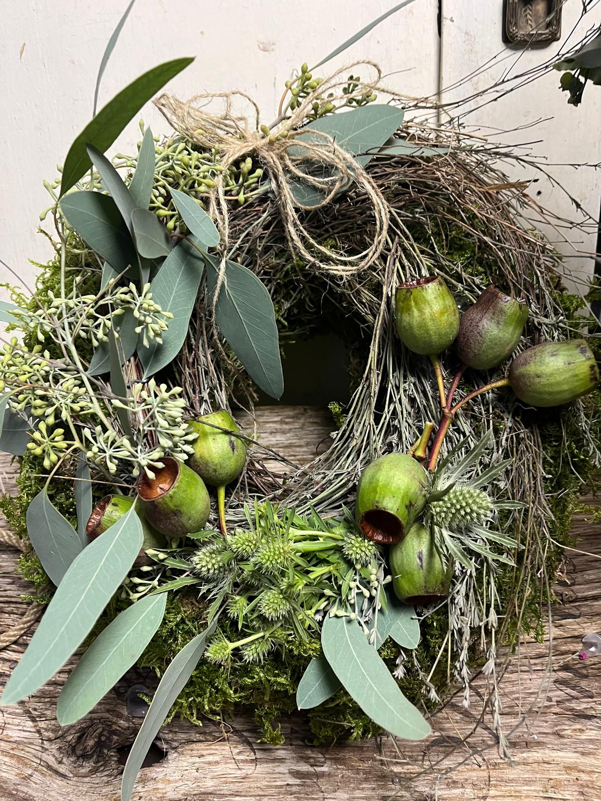 Kranz mit Eukalyptus & Disteln: Zeitlose Deko