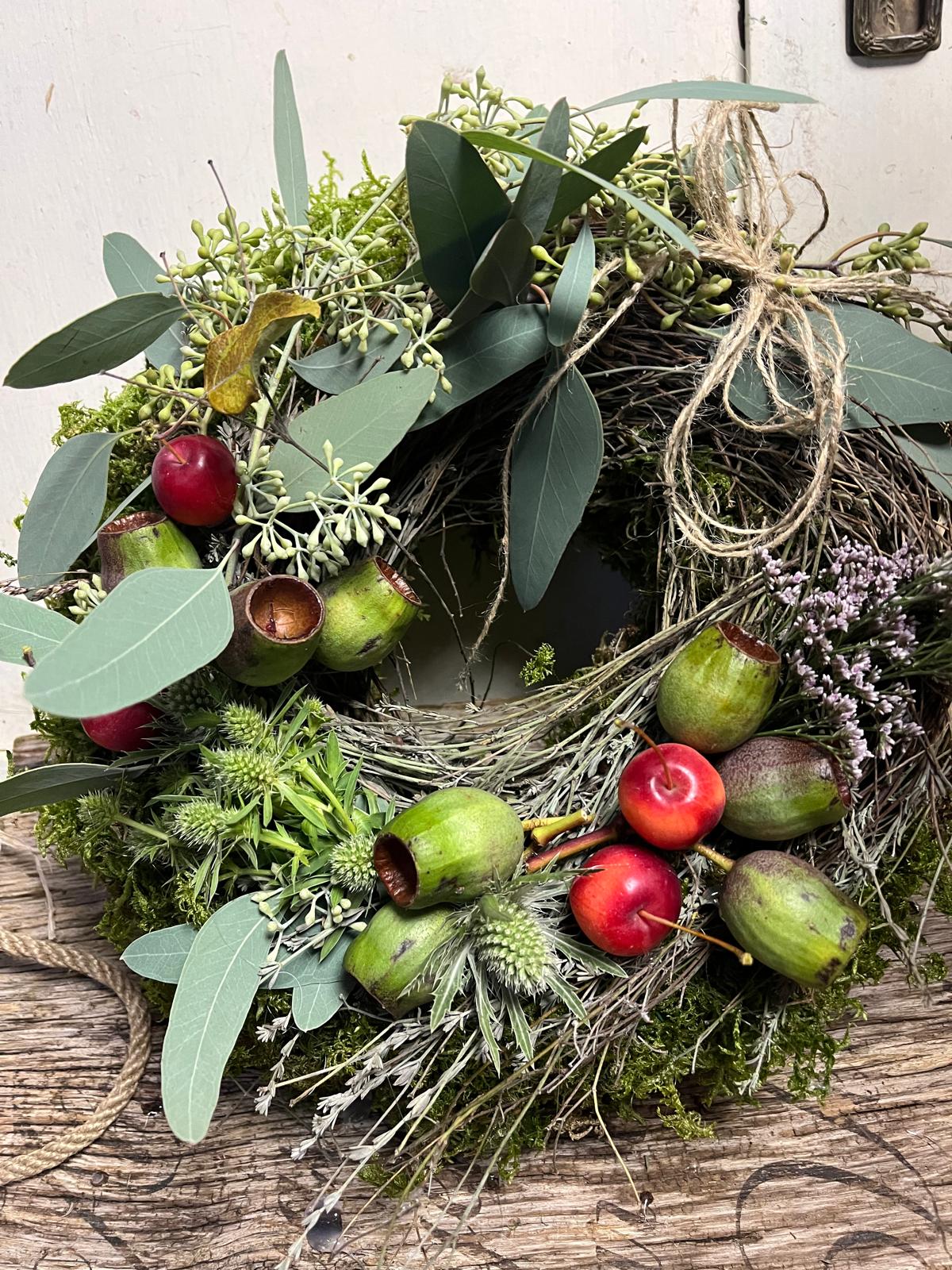 Natürlicher Türkranz: Mit Äpfeln & Strandflieder