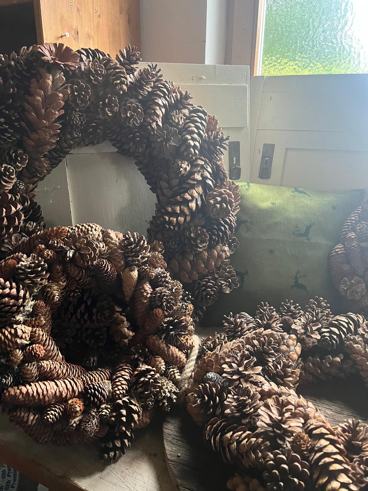 Edler Kranz: Handgefertigtes Unikat für Tisch & Tür