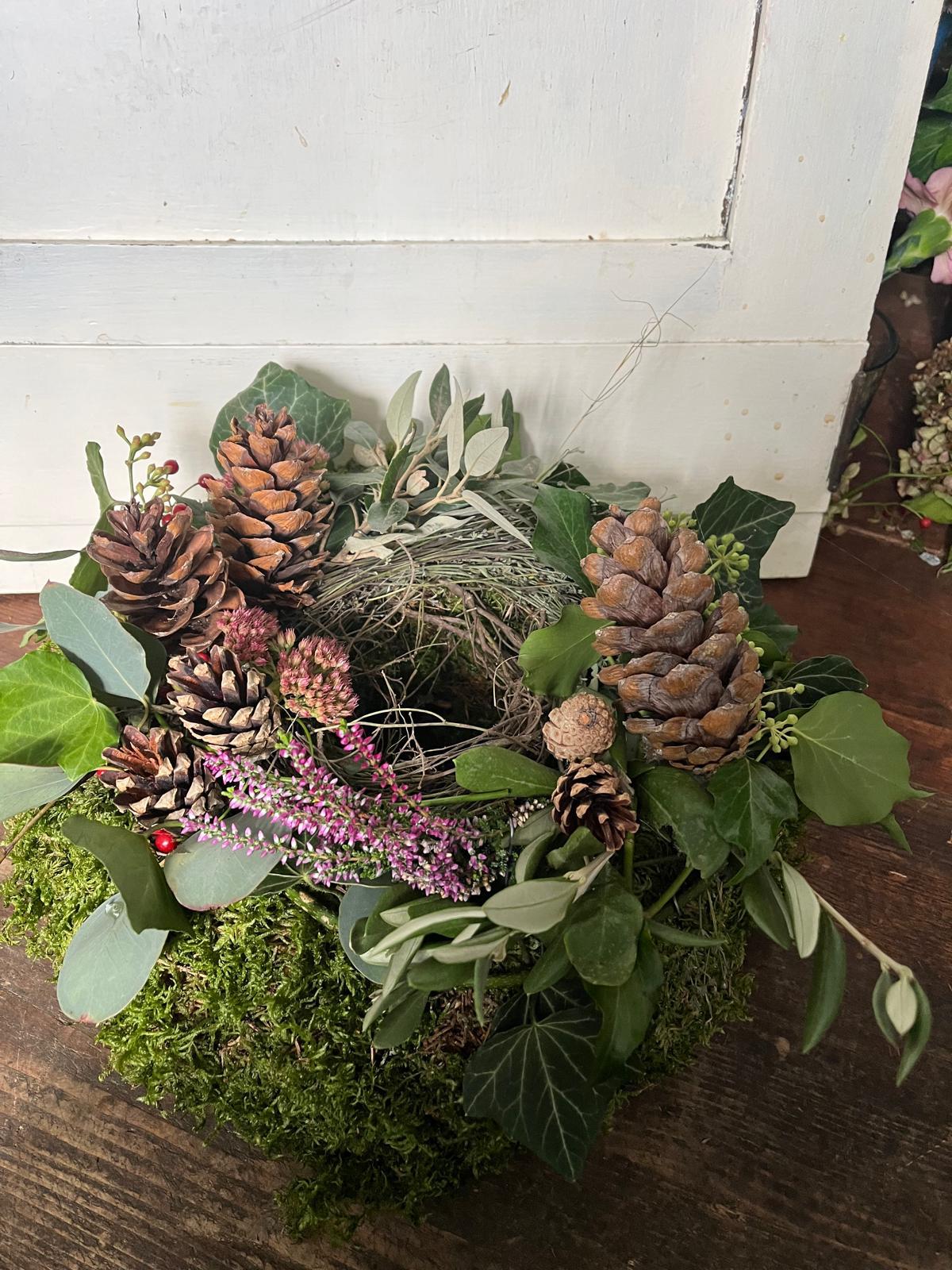 Handgefertigter Mooskranz: Reichhaltige Komposition