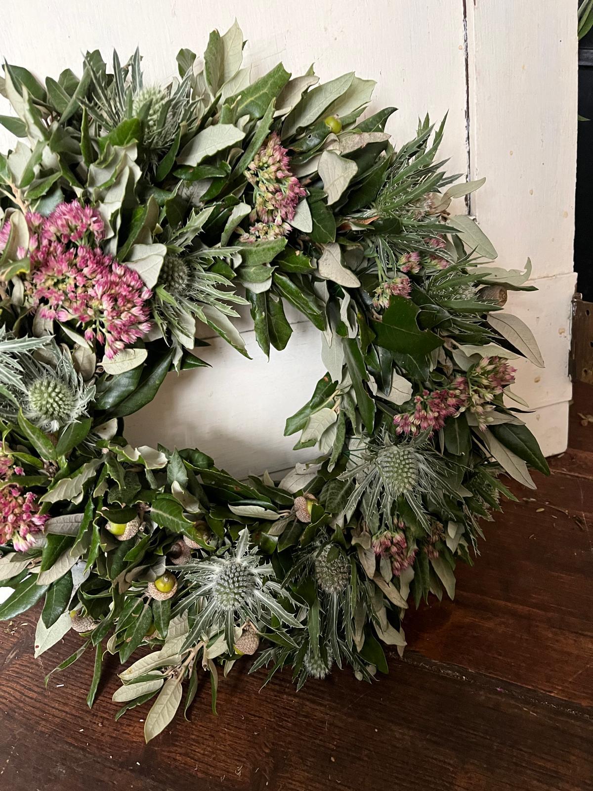 Neues Modell: Türkranz mit Blättern, Disteln & Sedum (25 cm)