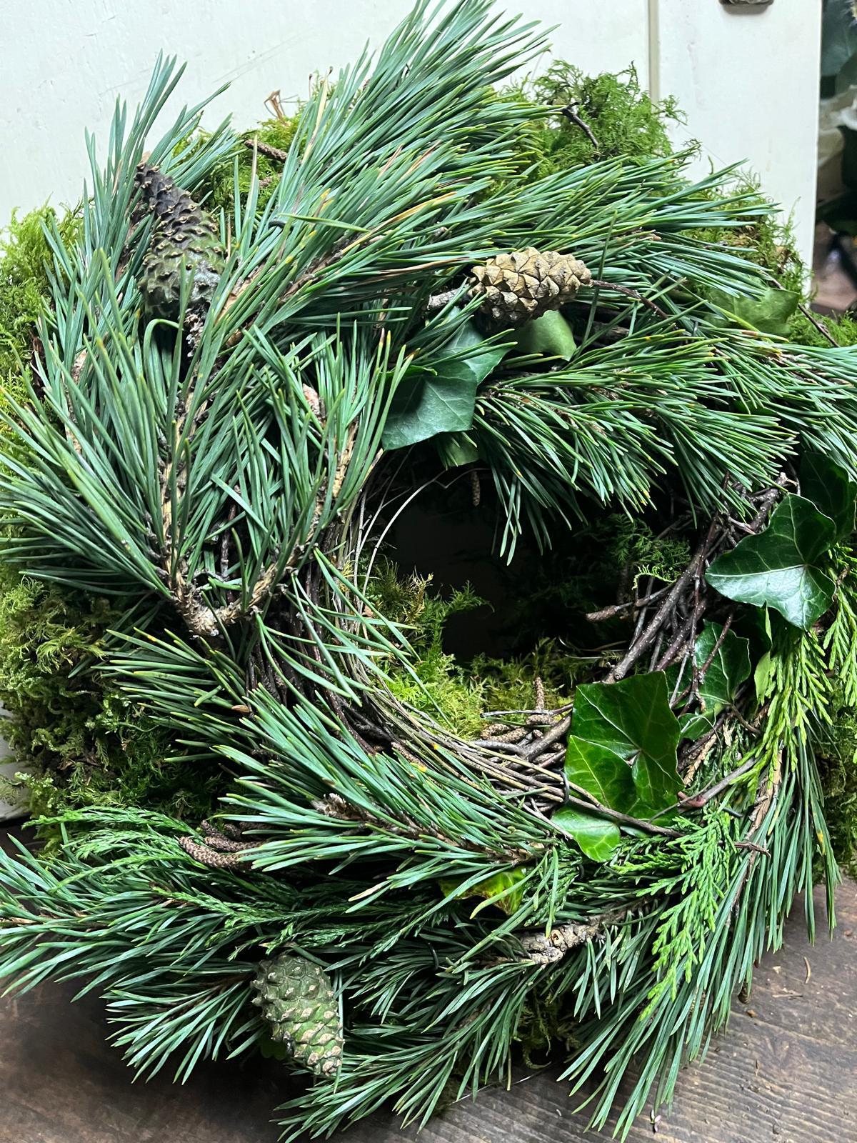 Natürlicher Winterkranz (35/45 cm) – Dick gebunden mit Kiefer, Efeu, Thymian & Tanne