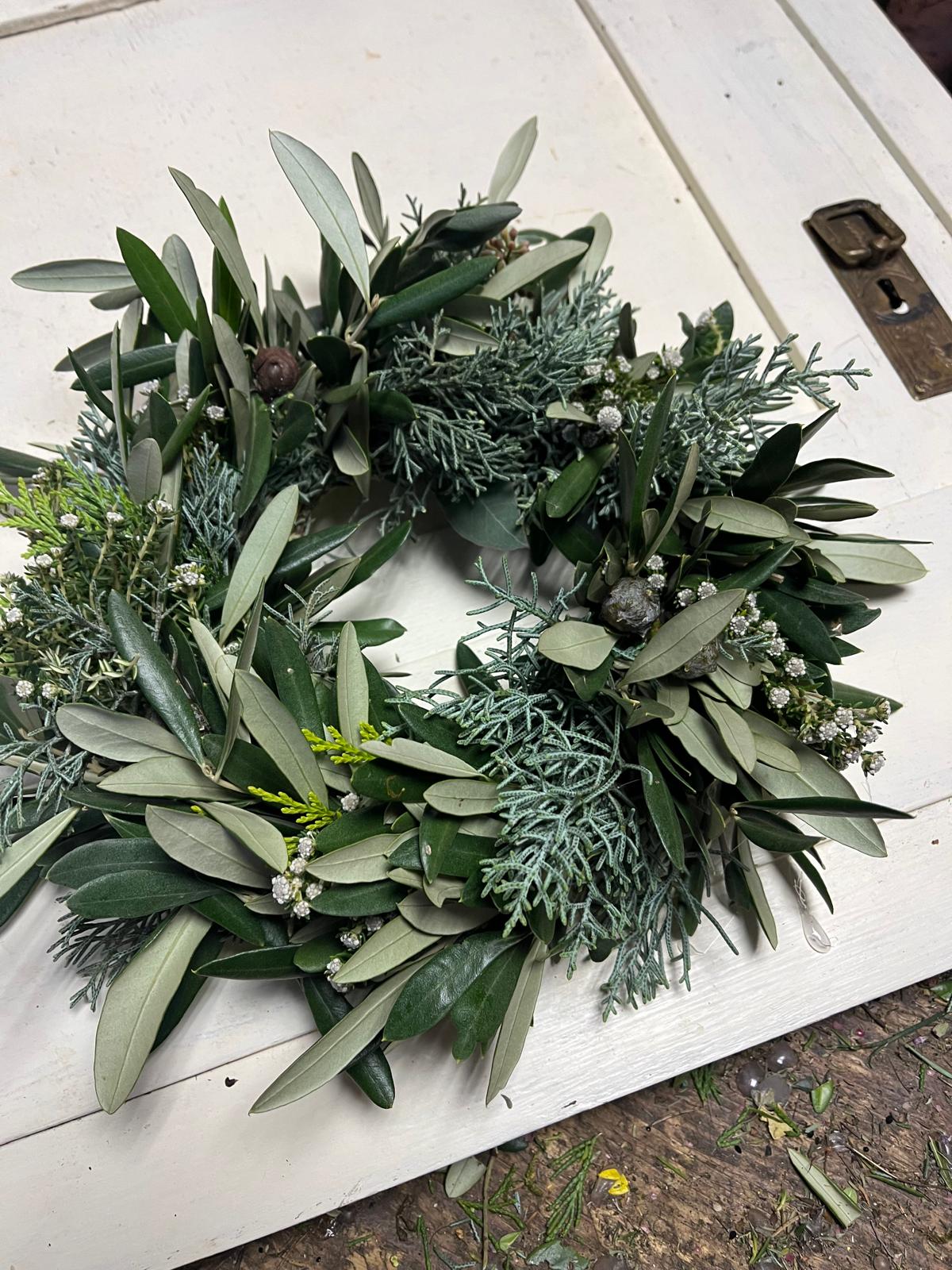 Handgefertigter Türkranz aus Olive mit Strandflieder und verschiedenen grünen Zweigen