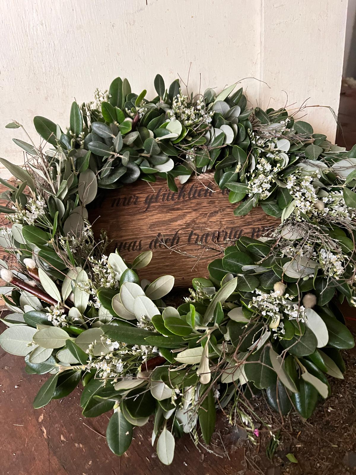 Handgefertigter Türkranz aus Olive mit Strandflieder und verschiedenen grünen Zweigen