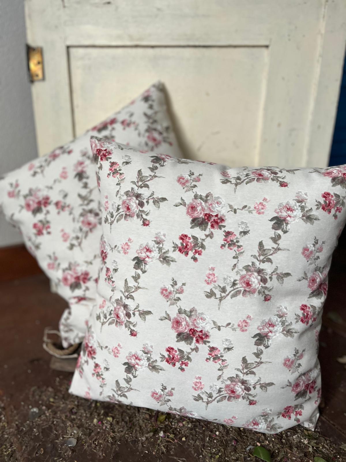 Dekokissen mit Blumenmotiv 40x40 cm – Kissenbezug mit floralem Muster – Boho Zierkissen für Sofa & Sessel – Gemütliche Wohndeko