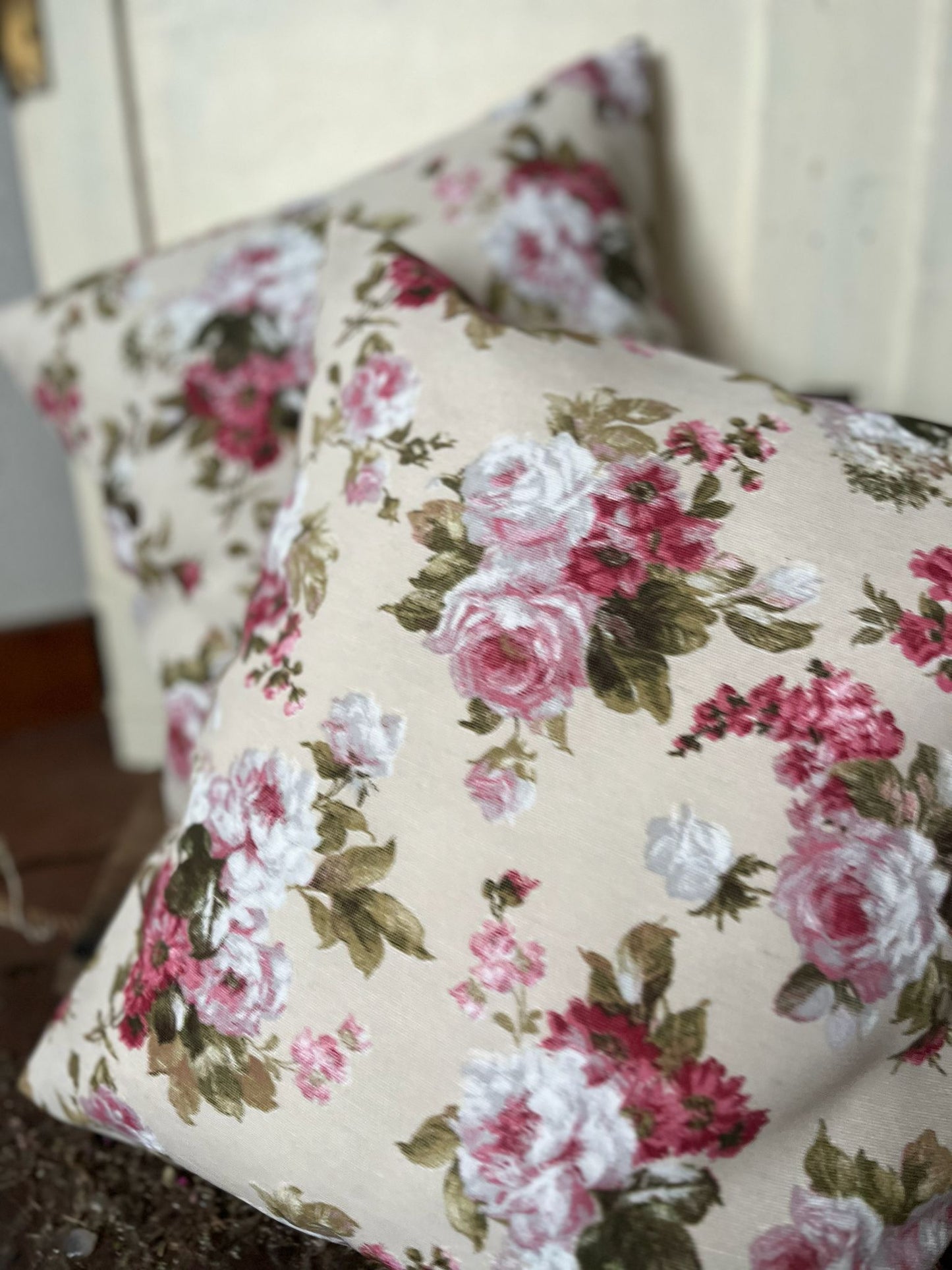 Dekokissen mit Blumenmotiv 40x40 cm – Kissenbezug mit floralem Muster – Boho Zierkissen für Sofa & Sessel – Gemütliche Wohndeko