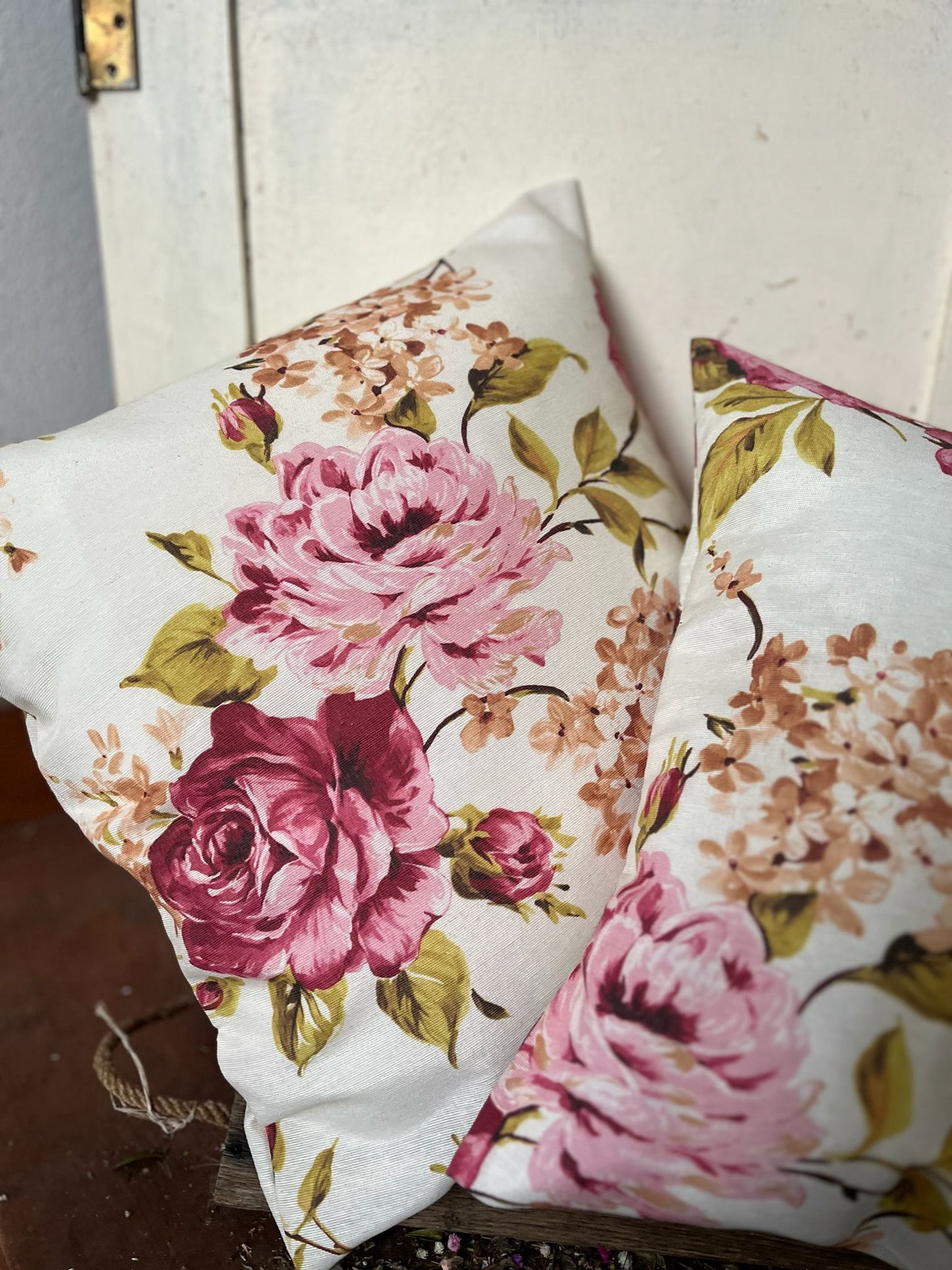 Dekokissen mit Blumenmotiv 40x40 cm – Kissenbezug mit floralem Muster – Boho Zierkissen für Sofa & Sessel – Gemütliche Wohndeko