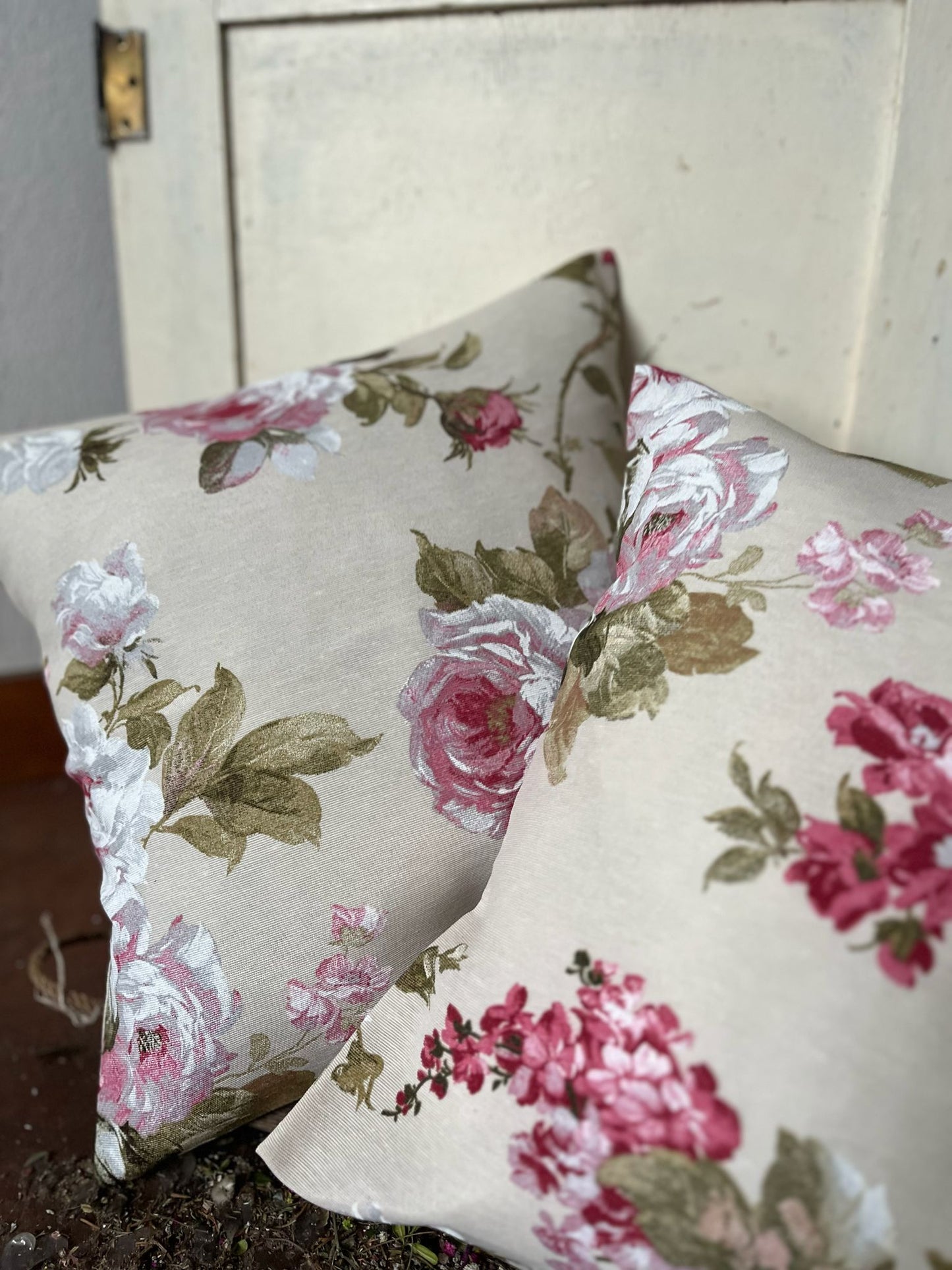 Dekokissen mit Blumenmotiv 40x40 cm – Kissenbezug mit floralem Muster – Boho Zierkissen für Sofa & Sessel – Gemütliche Wohndeko