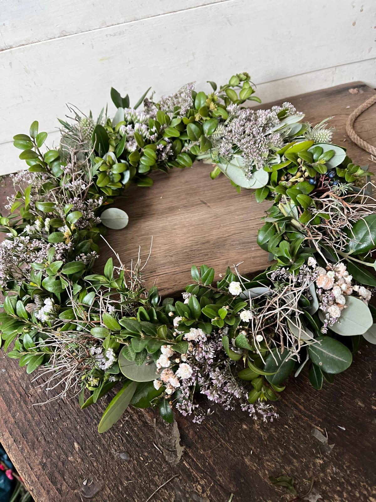 Blumenkranz aus frischen Blumen – Kranz Türkranz Trockenblumen Deko – Handgemacht Naturkranz Tischdeko Fensterkranz