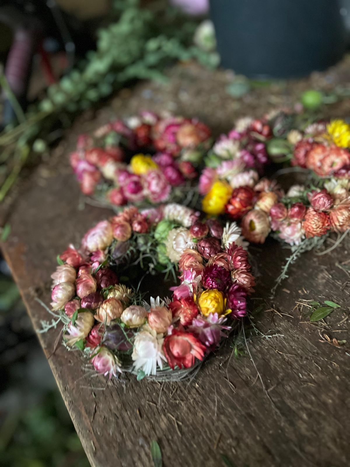 Einzigartige Mini-Kränze aus Strohblumen: Besondere Herbst-Deko