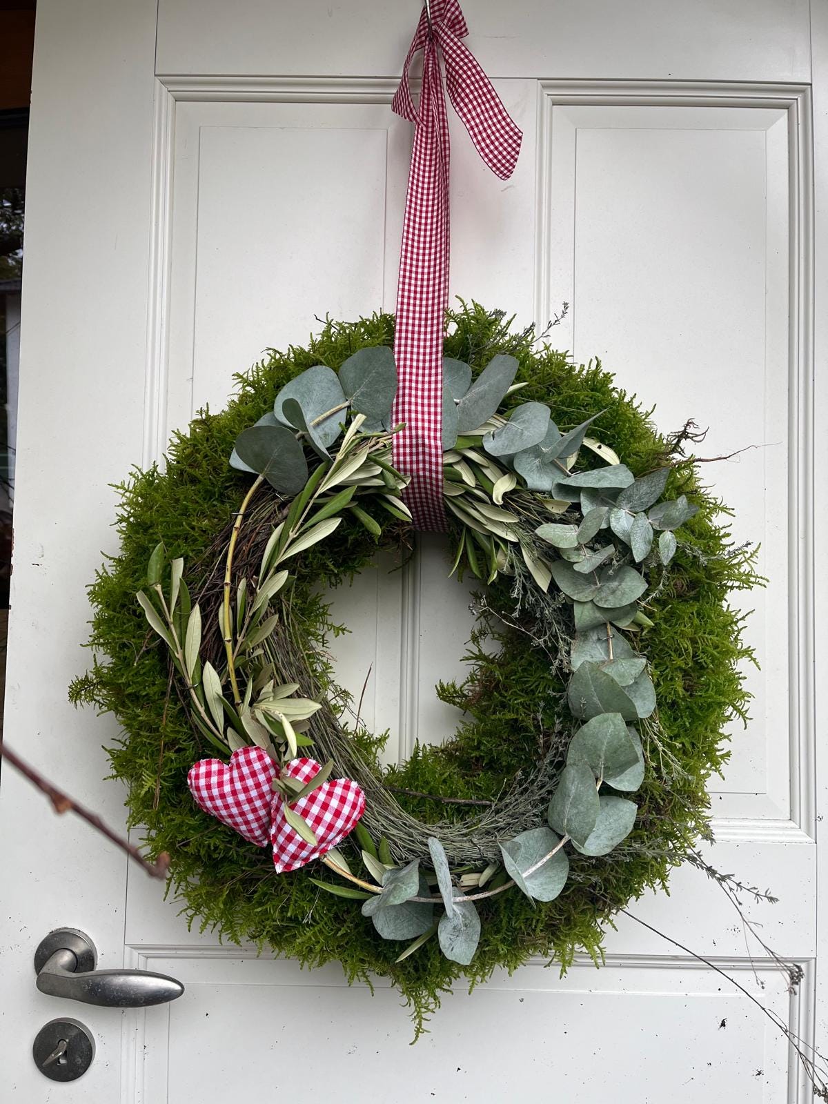 Handgemachter Mooskranz mit Eukalyptus, Olive, Thymian & Herzen | Dekorativer Kranz mit Band