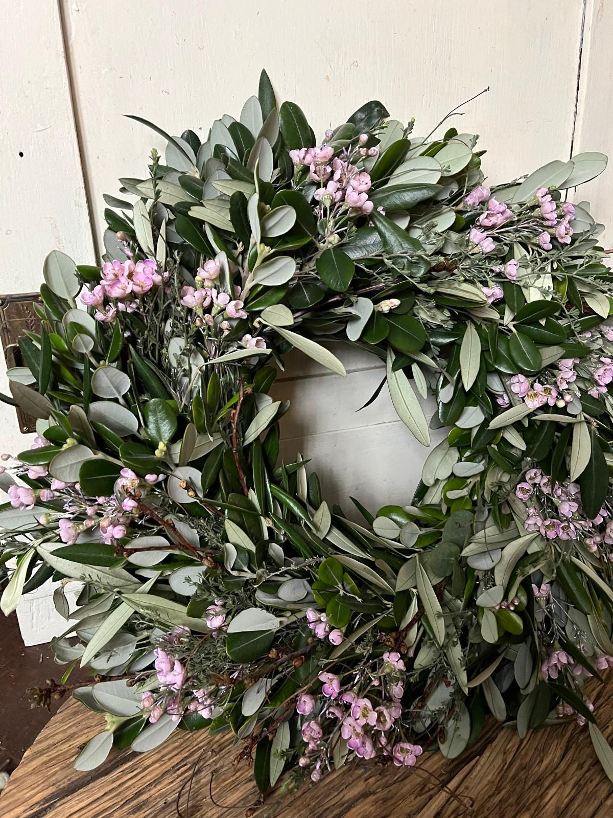 Exklusiver Kranz – Dick gebunden mit Olive, Waxblume & Thymian