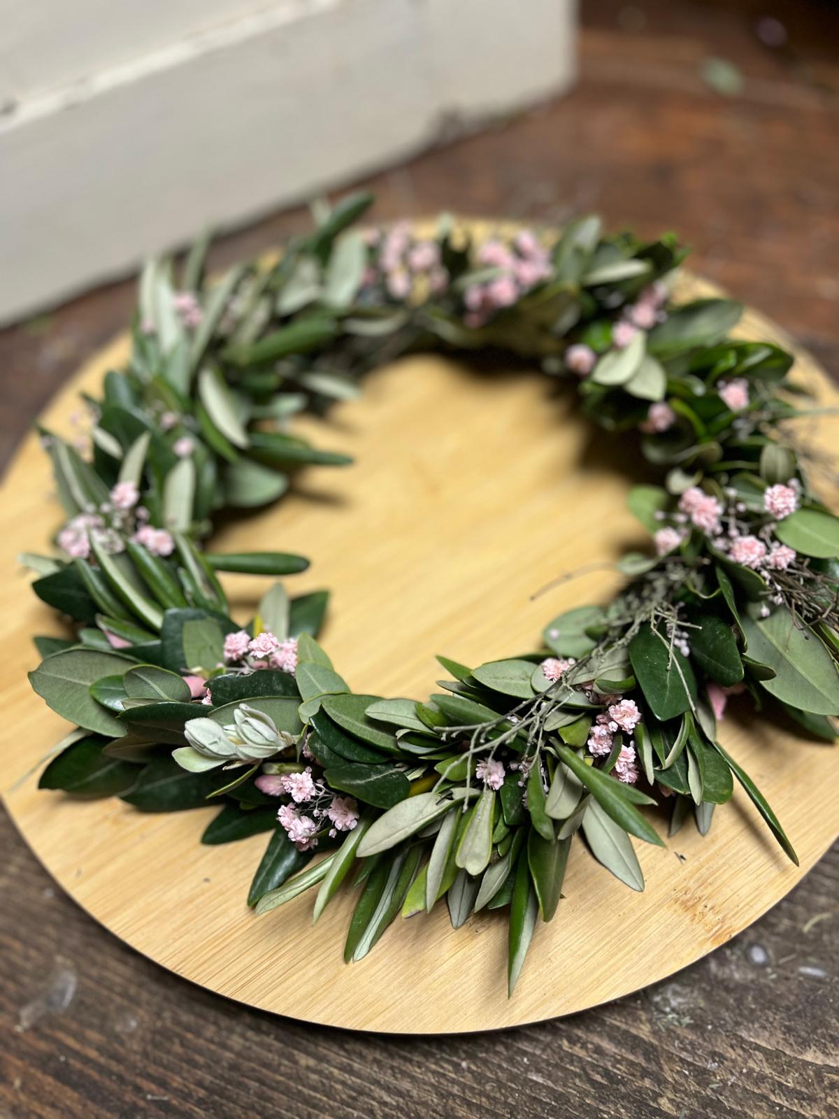 Dünn gebundener Kranz aus Frischen Blumen Olive, Eichenblatt, Schleierkraut und Thymian – Tür- und Fensterdeko
