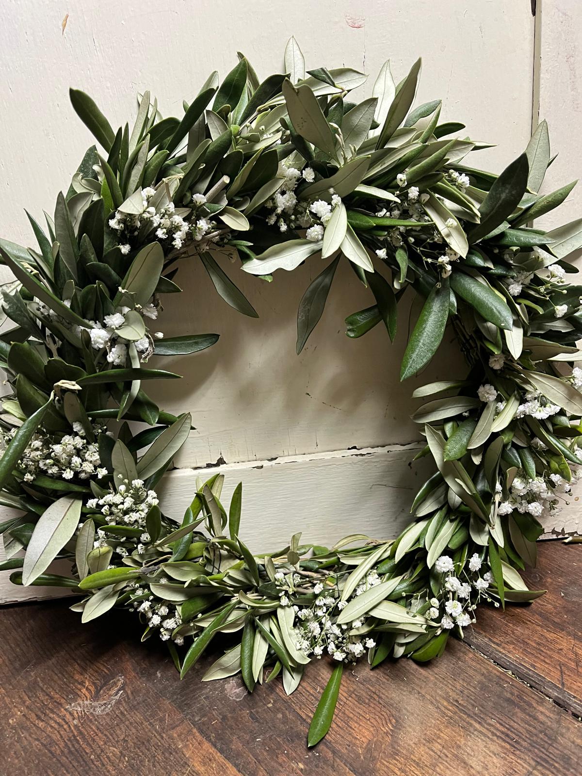Dünn Gebundener Kranz aus Schleierkraut und Olive – Frisch Gebunden, Langlebige Tür- und Wanddeko